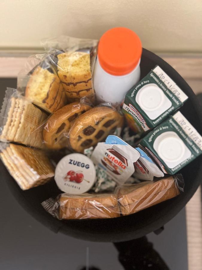 Apartament Regina Milano Ai Navigli - Sky Tv, Wifi And Breakfast Box Zewnętrze zdjęcie